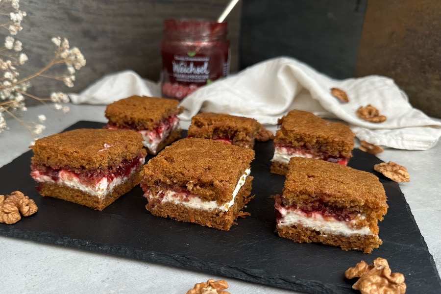 obrázok 🥕🍒 Mrkvový koláč s višňovým džemom