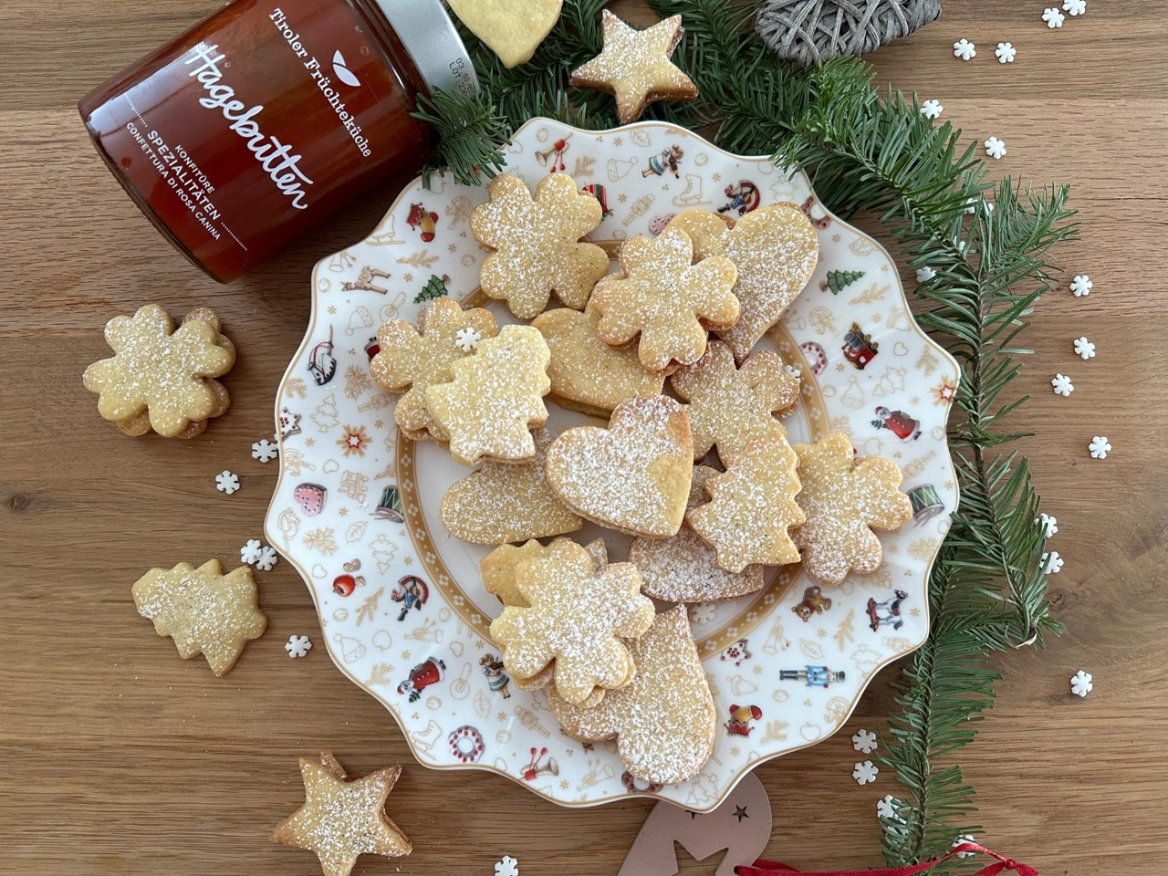 Linecké koláče so šípkovým džemom naservírované na vianočnom riade