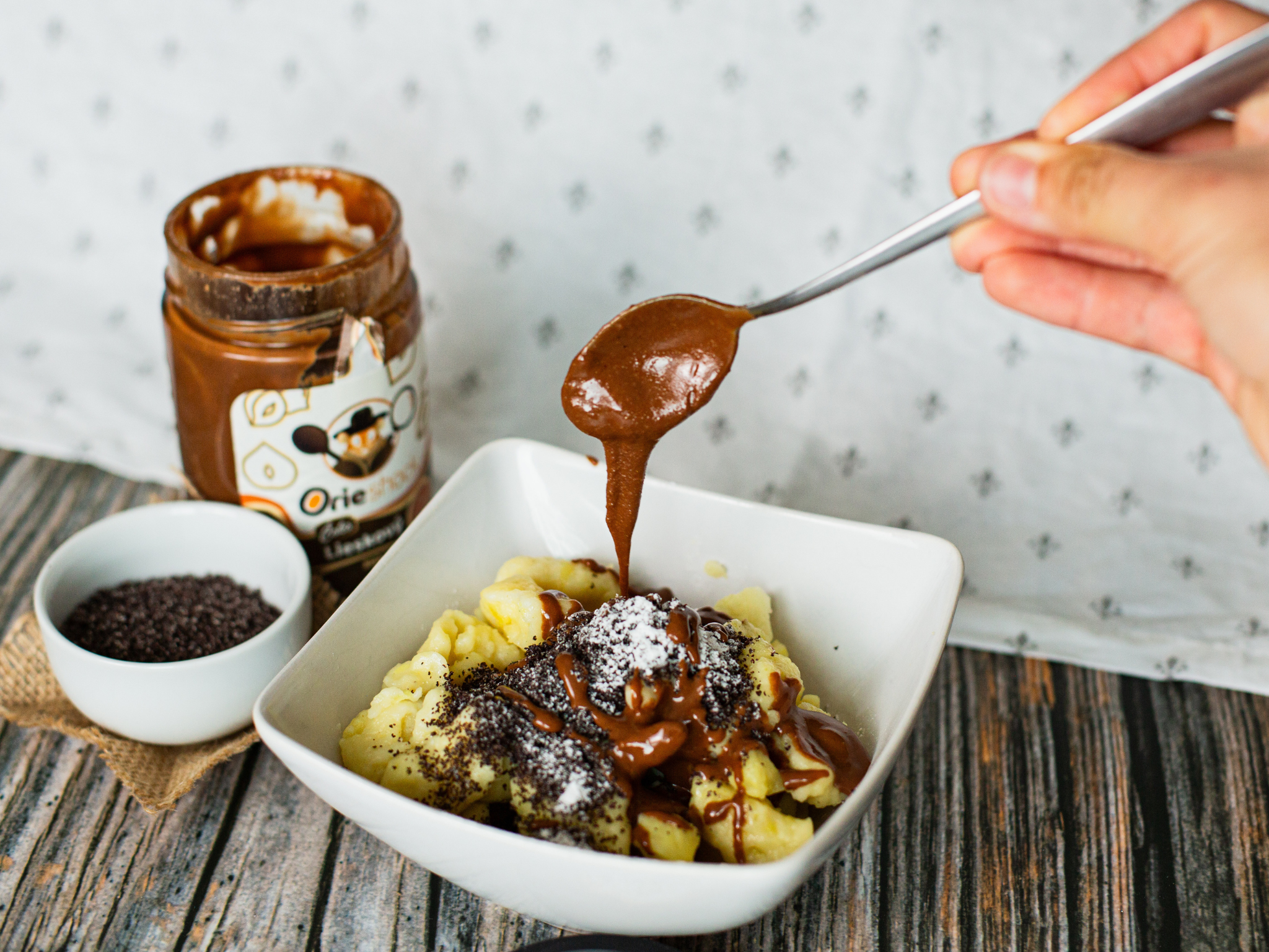 Tvarohové guľky s ovocnou omáčkou a čoko lieskovým krémom