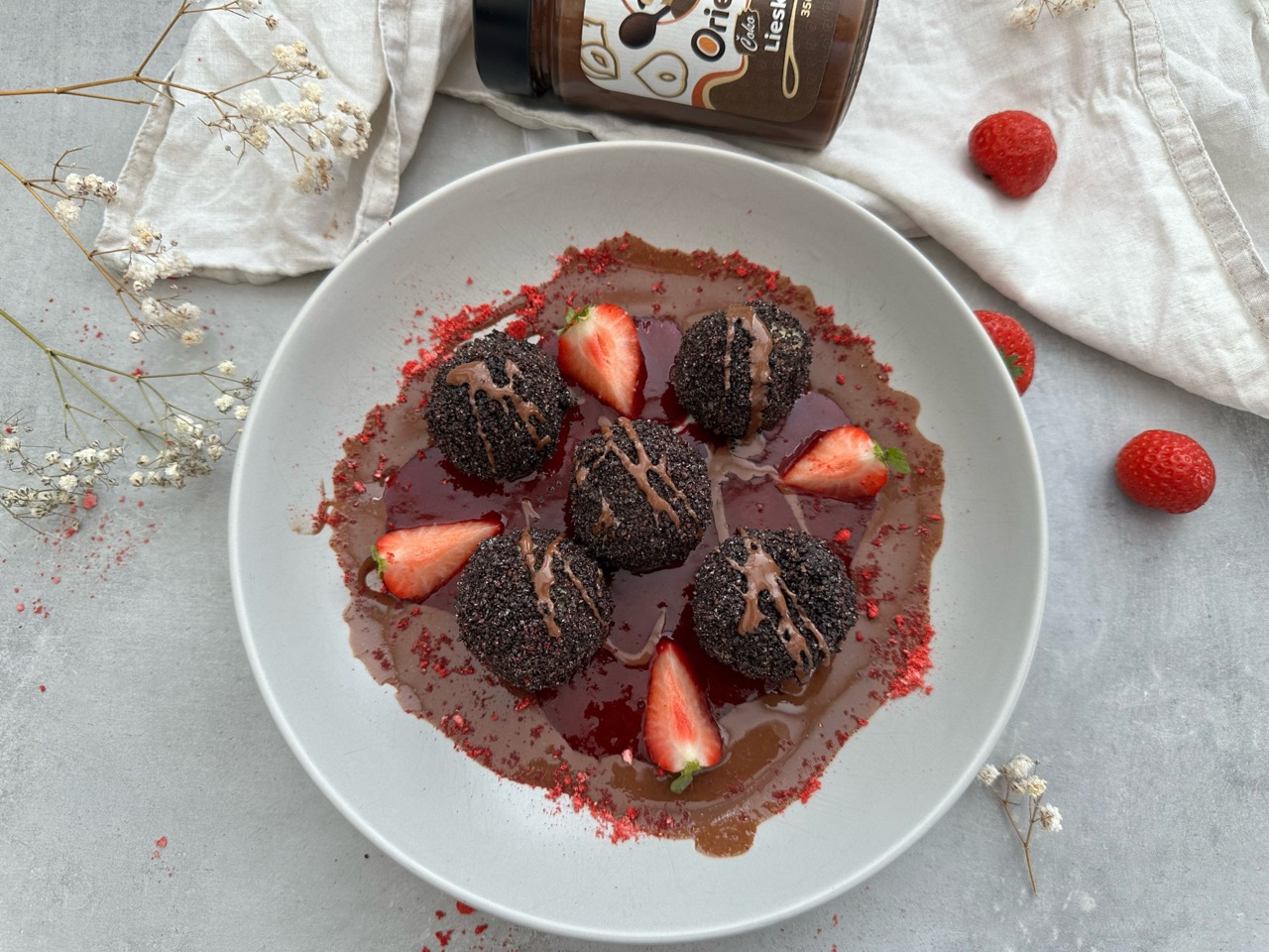 Tvarohové guľky s ovocnou omáčkou a čoko lieskovým krémom