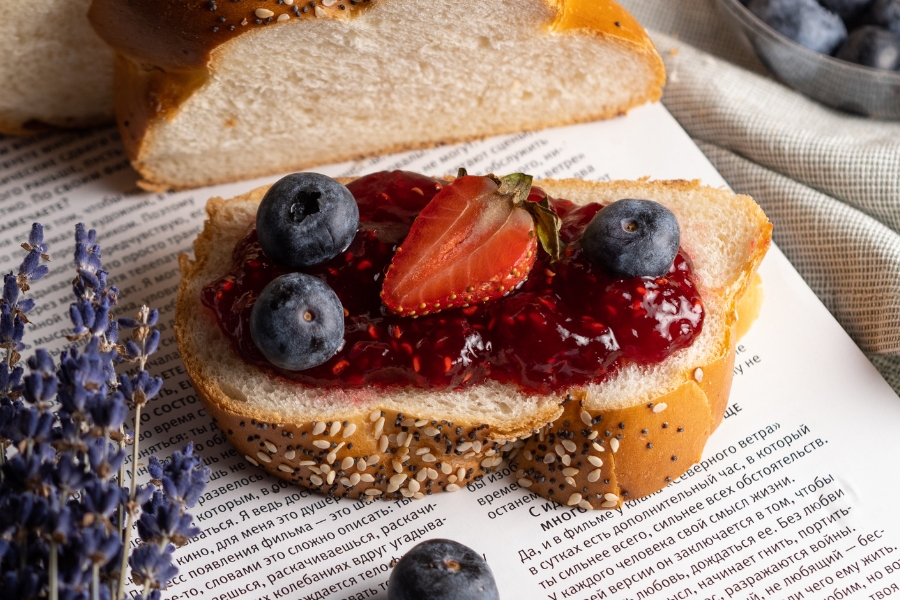 Jahodový džem na chlebe s maslom