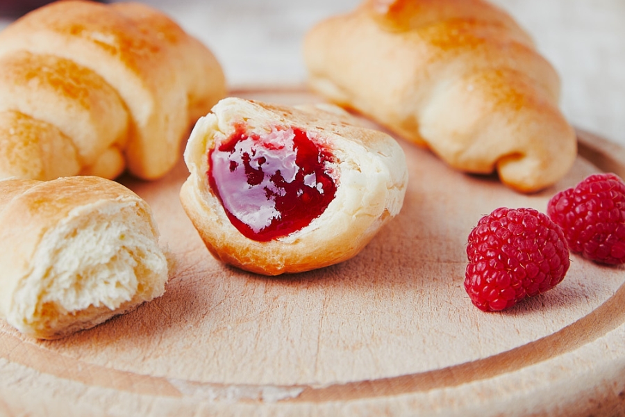 Malinový džem na chlebe a rôznych použitiach