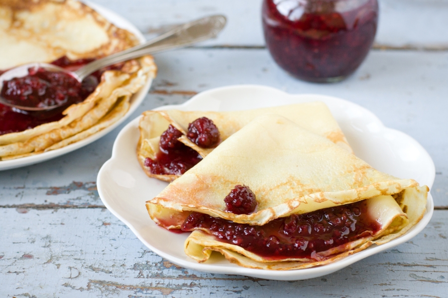 Malinový džem na palacinkách