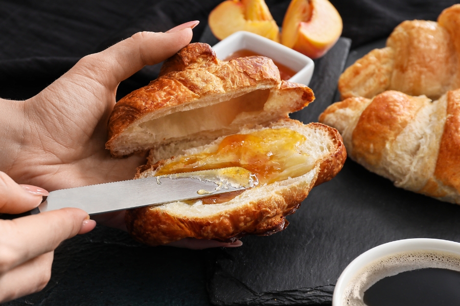 Marhuľový džem na chlebe s maslom